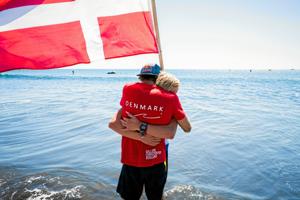 Bjørneknus af guld: Ung Klitmøller-surfer verdensmester