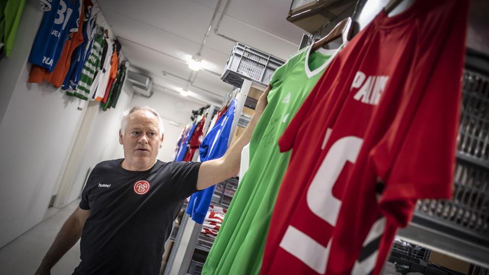 Holdleder for AaB A/S superligamandskab har en række af trøjer, han har fået forærende i tidens løb. Foto: Martin Damgård