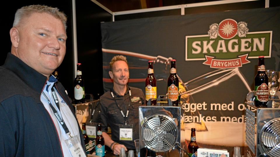 AB Catering-direktør Peter Guldager (tv) har sat turbo på grossistens arbejde med lokale fødevareleverandører. Blandt de nu cirka 40 nordjyske leverandører er Skagen Bryghus, hvis stand på Cateringmesse Nord han besøgte i sidste uge. Sælger Søren Folden (th) tog imod. Foto: Henrik Kongsgaard