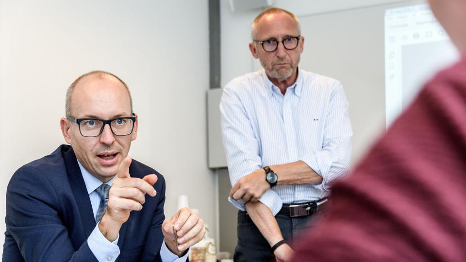 - Vi ser, at vores ansatte trives bedre på jobbet, end de gjorde for tre år siden. Det er jeg naturligvis stolt af, siger kommunaldirektør Lars Clement (tv.) Billedet er fra et pressemøde i september 2018, da direktionen fortalte om den ulykkelige situation, man var havnet i. Kommunen skulle skære 123 millioner kroner af budgettet. Til højre for kommunaldirektøren ses borgmester Mogens Jespersen. Arkivfoto: Nicolas Cho Meier