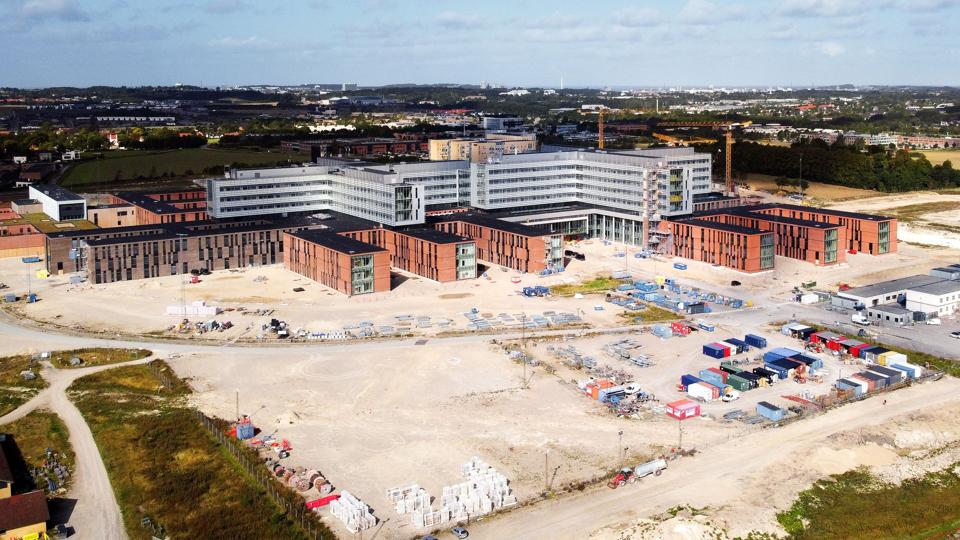 Både tidsplan og budget er skredet. Nyt Aalborg Universitetshospital skulle efter den oprindelige plan være færdigbygget i år, men formentlig åbner det først i 2023. Foto: Claus Søndberg