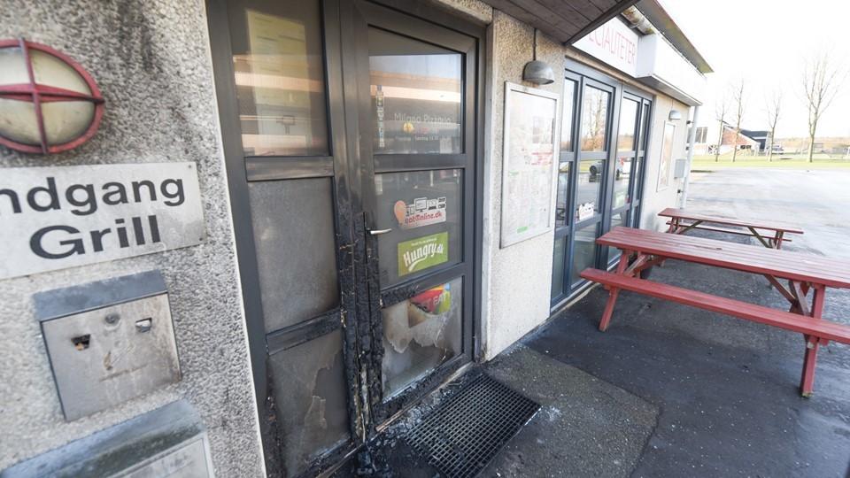 Den afsvedne indgangsdør ved Milano Pizza i Elling nord for Frederikshavn. Foto: Ole Sanvig Knudsen