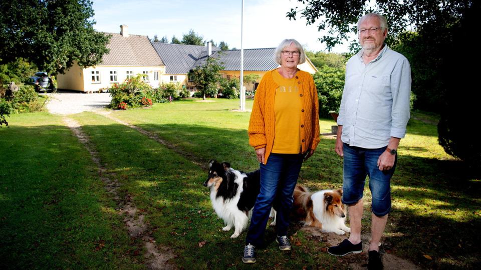 Susanne Christiansen og Jørgen Madsen elsker deres store have. Men det kan være en udfordring at være nabo til en skydebane. Foto: Torben Hansen