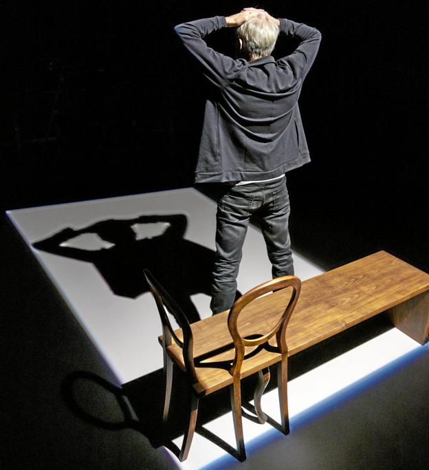 Forestillingen har en skrabet med udtryksfuld scenografi. Foto: Per Pedersen