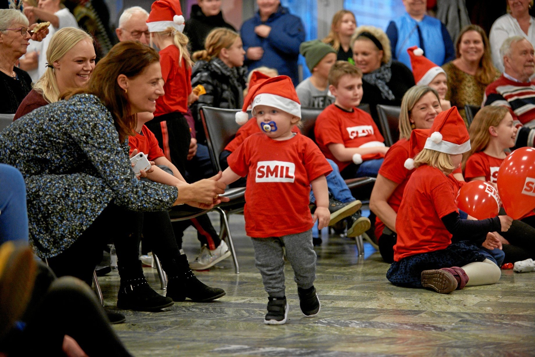 Se de mange skønne billeder: Tv-værten Sisse Fisker gav juleglæde til familier og børn på Sygehus Nord
