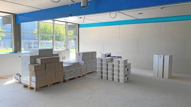 Belysning udskiftes og indbygges i loftet, hvilket er optimalt i forhold til støv. Gulvbelægningen udskiftes til rengøringsvenligt linoleum. Privatfoto