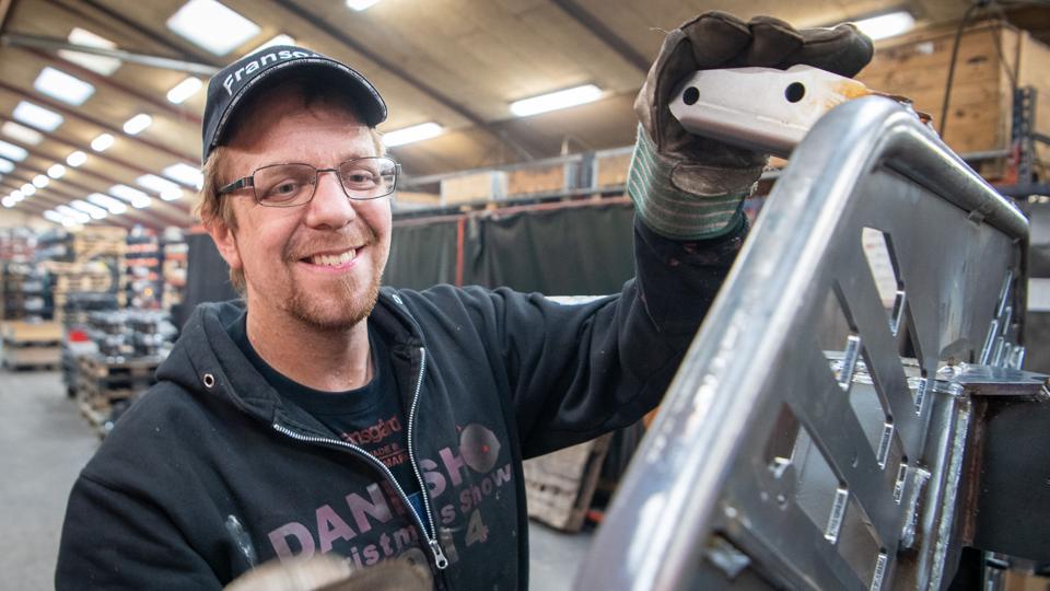 Tommy Hansen arbejder i malerafdelingen på Fransgaard Maskinfabrik i Farsø. Heldigvis har han en meget fleksibel chef, der giver Tommy plads til at være frivillig. <i>Foto: Peter Broen</i>