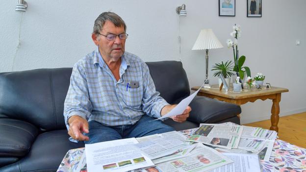Hver gang klipper Karl Andersen sine læserbreve ud, så de kan komme over til samlingen. Foto: Jesper Thomasen