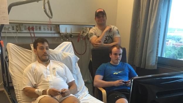 Mark spiller Nintendo Switch med sine venner, imens de venter på svar fra biopsi. Foto: Privat