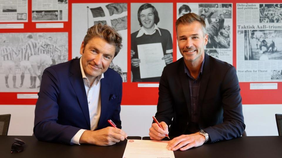 André Rogaczewski og Thomas Bælum skriver under på den tre-årige aftale. Foto: AaB