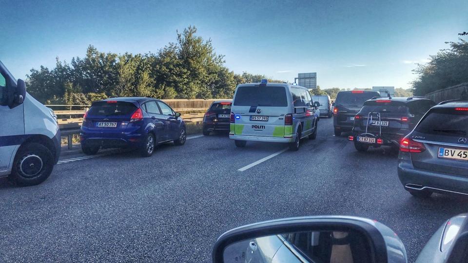 Politi på vej til det ene uheld torsdag morgen. Foto: Torben Hansen