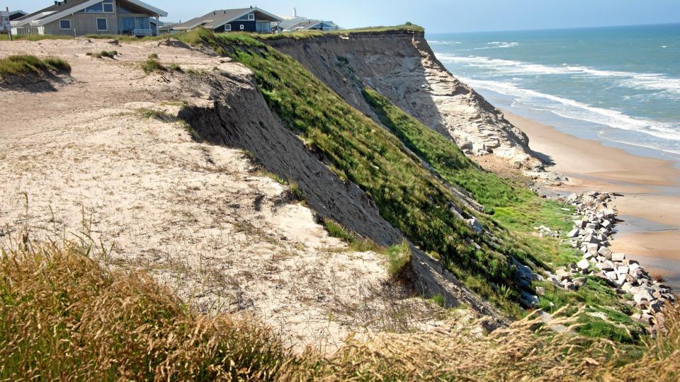 Fire sommerhuse er lige nu i farezonen på Lønstrup Klint syd for Lønstrup. Arkivfoto: Bente Poder