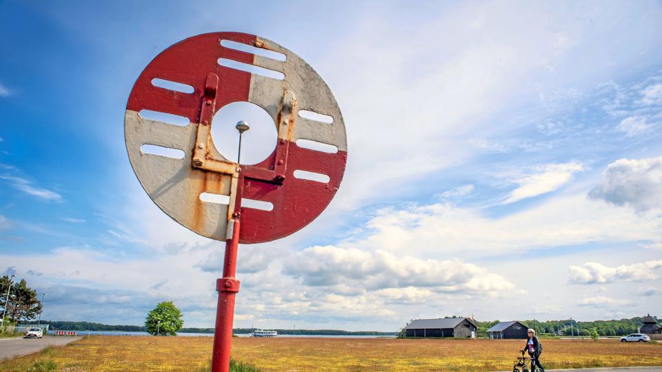 På denne grund ved Mariager Havn vil en entreprenør fra Suldrup bygge et nyt boligkvarter, og flertallet i byrådet er helt tryg ved, at det bliver i to en halv etage. Arkivfoto: Martin Damgård