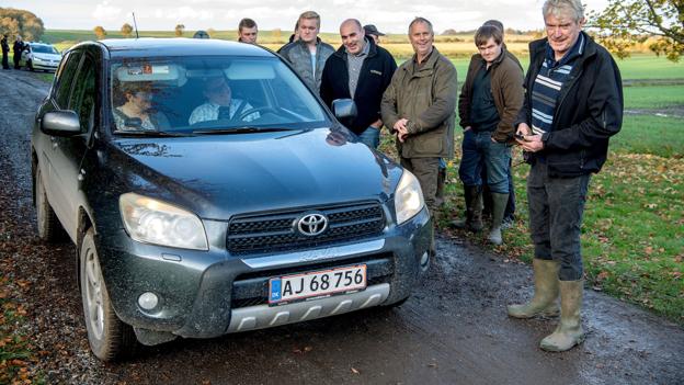 Flokken af landmænd begav sig ud mod de to marker, striden drejer sig om, men blev i første om,gang standset af to patruljer fra politiet. Foto: Lars Pauli