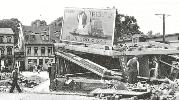 8. juli 1940 bombede engelske fly havneområdet i Aalborg. En tysk soldat fotograferede skaderne, og Clausens Fotoforretning sikrede sig en kopi. <i>Egon Kjøller</i>