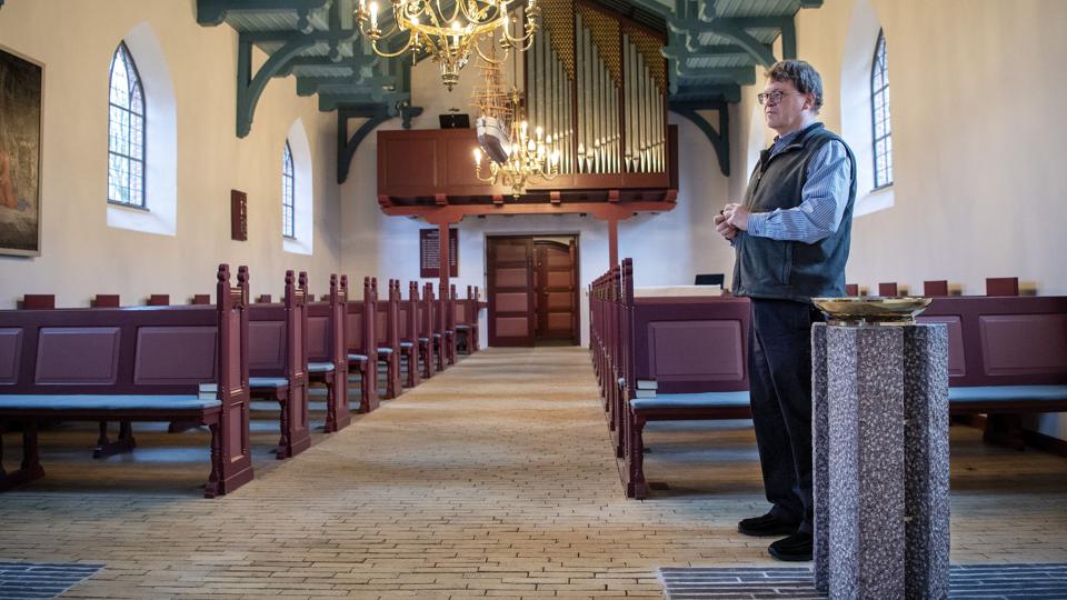 Thomas Bro Wormslev Jakobsen har været vikarpræst i Lyngby-Terndrup i over to år. Nu bliver han fastansat i embedet og indsættes søndag. Foto Henrik Bo <i>Foto: Henrik Bo</i>