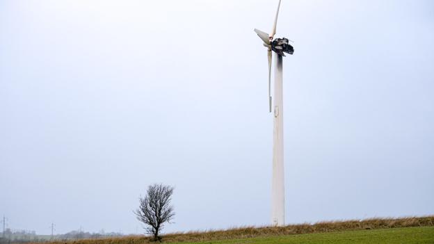 Den brandhærgede vindmølle søndag. Foto: Bo Lehm <i>Bo Lehm</i>