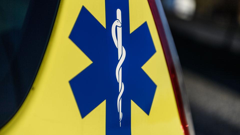 En ung mand måtte hentes i ambulance efter farligt biluheld. Foto: Nicolas Cho Meier