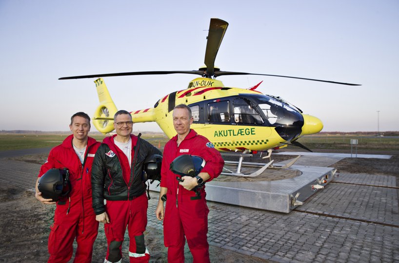 Nogenlunde sådan her det se ud, når helikopteren er gjort klar til afgang. Her på basen i Ringsted med den faste bemanding: En akutlæge, en pilot og en HCM-redder. Foto: Niels Åge Skovbo