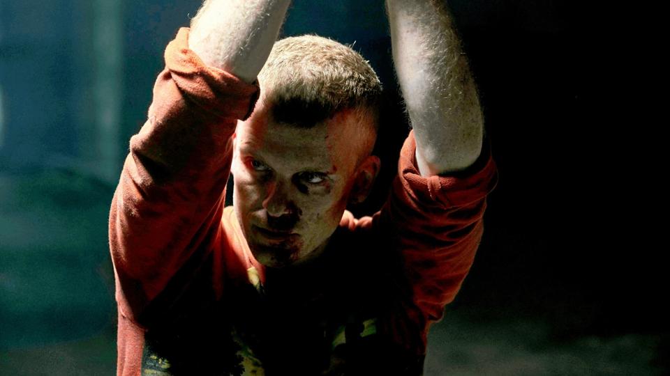 Her hænger Mike så. Han bliver gennempryglet indtil han lover at skaffe rockernes penge. Og det er åbenbart vores Morderbande, der skal holde for. Det vil sige: Det eneste medlem af den bande, som Mike kender, er Bibi, som lige nu vandrer rundt i en lykkerus over at hende plan lykkedes. Foto: Tine Harden