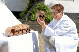 Sidsel finder ny viden om 2000 år gammel "kranie-kult" - og har sit helt særlige yndlingskranium