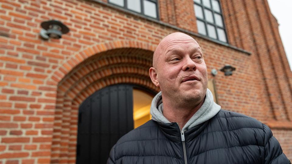 Boris Andersen foran Baptistkirken i Nørresundby, hvor han sang sammen med medindsatte søndag. Foto: Peter Broen <i>Foto: Peter Broen</i>