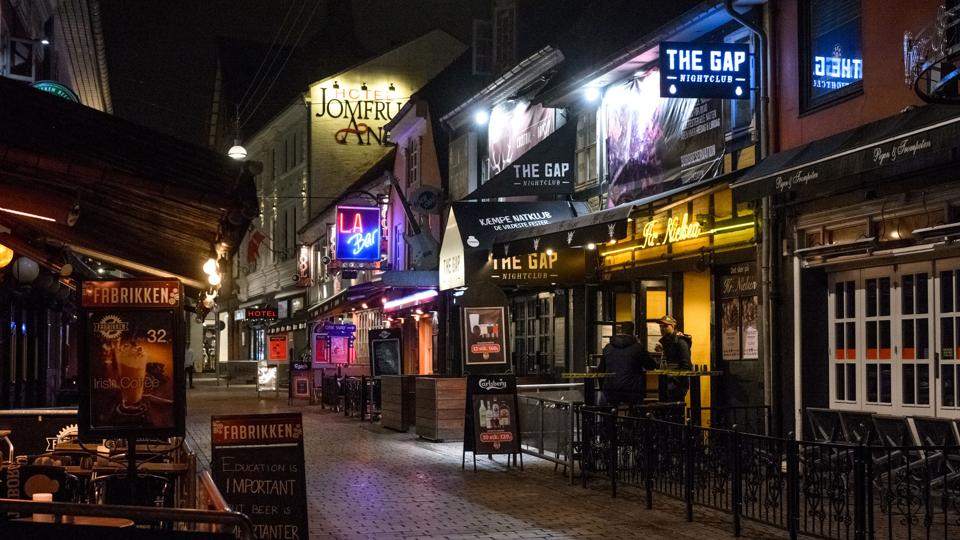 Alle værtshuse, barer og diskoteker lukkes med øjeblikkelig virkning i Aalborg festgade, Jomfru Ane Gade. Arkivfoto <i>Nicolas Cho Meier - NORDJYSKE Medier</i>