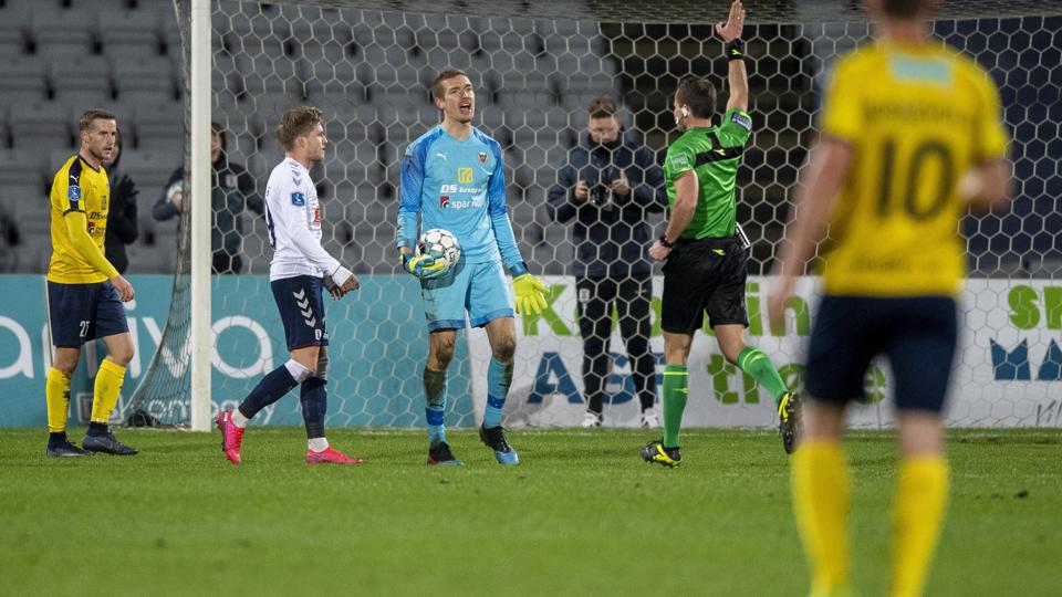 Jesper Rask troede ikke, der var tale om en tilbagelægning fra Jesper Bøge, da han samlede den op. Men ellers stod keeperen en rigtig god kamp. Foto: Henrik Bo