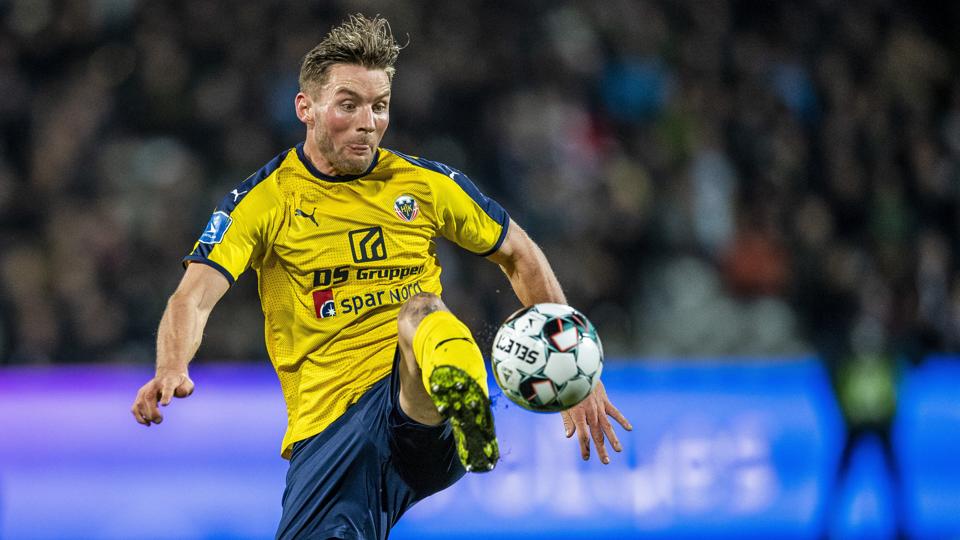 Pål Alexander Kirkevold var tæt på at sikre Hobro alle tre point med et glimrende udført frispark i slutningen af kampen, men for anden kamp på stribe var overliggeren imod Hobro. Foto: Henrik Bo