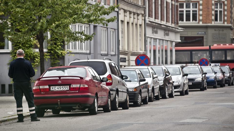 Borgerne glemmer i stor stil at betale de p-afgifter, som de har fået i Aalborg. Arkivfoto: Martin Damgård