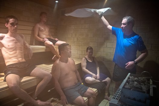 Saunagus er en af de populære aktiviteter i Vandhuset, som også giver trængsel i saunaen. Arkivfoto: Bente Poder