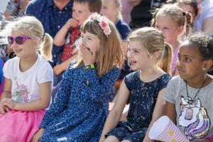 Se billederne: Klovnen Migu tryllebandt de mindste til byfest i Støvring