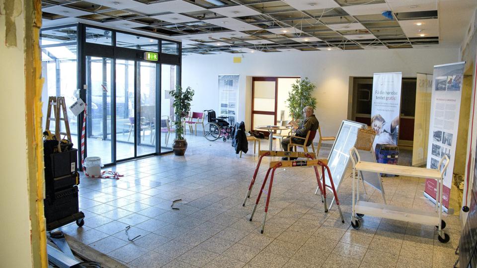 Håndværkerne gik for et par uger siden i gang med at renovere forhallen i Morsø Sundhedshus, som blandt andet rummer lægeklinikker og kommunalt sundhedscenter. Foto: Peter Mørk