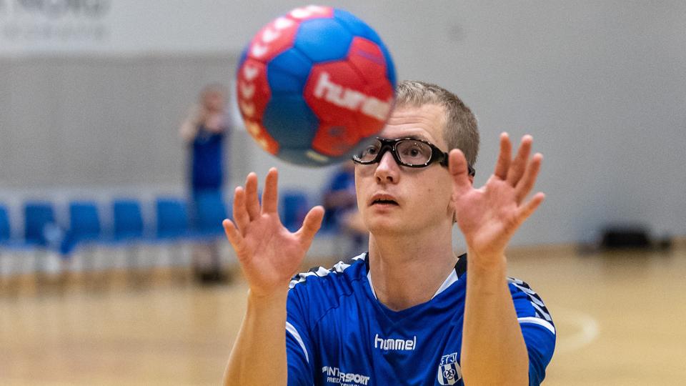 Peter Larsen deltog i går i et specielt håndboldstævne i Arena Nord i Frederikshavn. Næste år er han deltager i Special Olympics, der bliver holdt i netop Frederikshavn. Foto: Peter Broen
