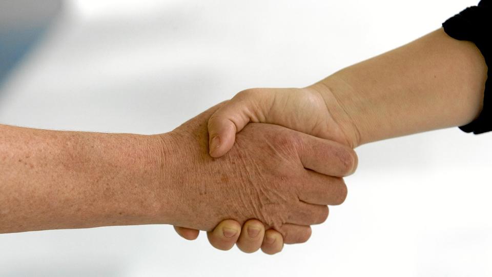 Vesthimmerlands Kommune har tænkt sig at finde en pragmatisk løsning, når der skal gives håndtryk til en muslimsk kvinde, som bliver dansk statsborger. Så vil en kvindelig kommunal kommunal medarbejder stå klar til at give håndtryk. Arkivfoto: Per Kolind