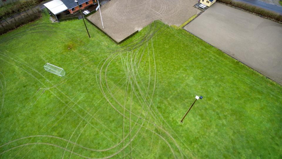 Parkeringspladsen og fodboldbanerne hos BHI i Kirketerp var fredag aften udsat for hærværk. Foto: Torben Hansen