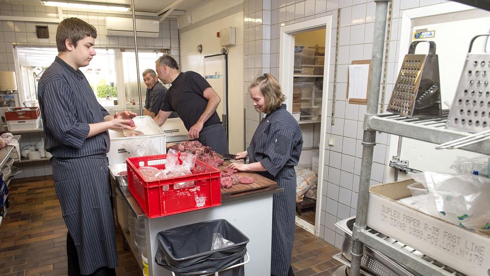 Et af de steder, hvor man tidligere har haft gode erfaringer med særligt tilrettelagte uddannelses-forløb, er her på Lille Vildmose Produktionsskole (FGUU), der blandt andet driver Mou Hotel. Arkivfoto: Lars Pauli <i>Lars Pauli</i>