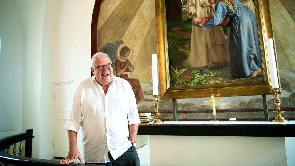 - Dåben er ikke et politiforhør af forældrene, fastslår Ole Kobbelgaard, mens munken Ansgar på Christen Dalsgaards alterbillede fra 1872 viser, hvad det drejer sig om. Foto: Diana Holm <i>Foto: Peter Mørk</i>