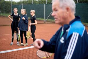 Pensionister fra Hadsund Tennisklub lærer fra sig på fritidsfestival: - Vi vil gerne have unge i gang