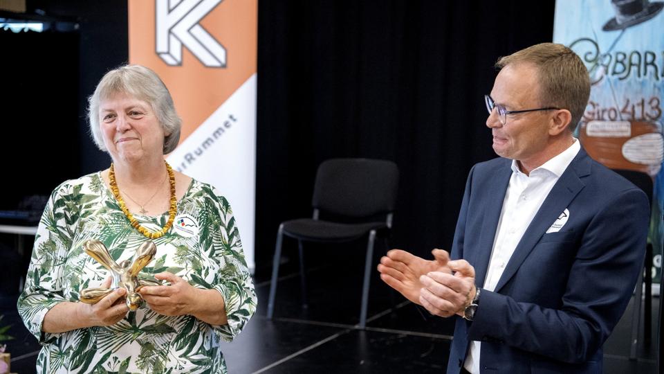 Museumsleder Jytte Nielsen fik overrakt Thisted Kommunes kulturpris af Niels Jørgen Pedersen, viceborgmester og formand for kommunens erhvervs-, arbejdsmarkeds- og kulturudvalg. Som tidligere år er prisen en skulptur af Zoran Luka.