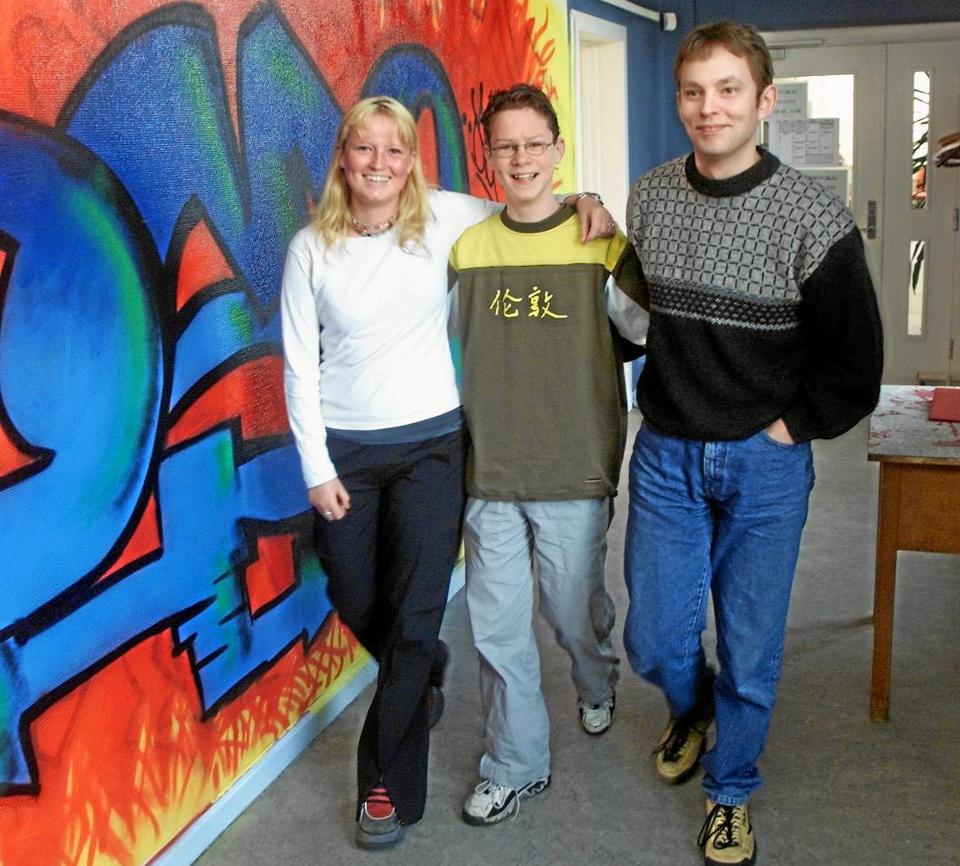 I 2000 var Christina Lykke Eriksen formand for Ungdomsrådet i Frederikshavn - her med armen om 15-årige Martin Justesen, der fredag blev udnævnt til stabschef i Statsministeriet. Til højre Lars Sørensen, der også var aktiv i ungdomsarbejdet. Arkivfoto: Kurt Bering