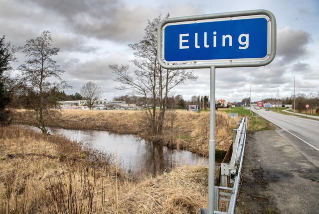 Det flere hundrede meter lange dige i Elling er bygget med en-vejs ventiler, så regnvand kan løbe i åen, mens å-vandet ikke kan sive den modsatte vej. Diget blev opført i 2016, efter at Elling Å i forårsagede en oversvømmelse af byen i 2014. Arkivfoto: Peter Broen