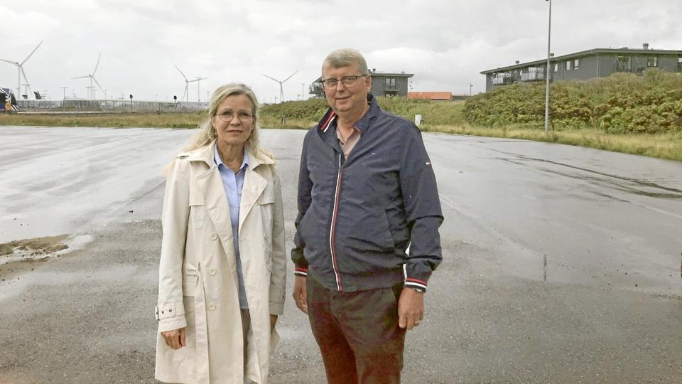 Formand for Hirtshals Turistforening Laila Zielke og formand for Sigurd og Margit Espersens Familiefond Kim Bennedsen foran den kommende autocamperplads.