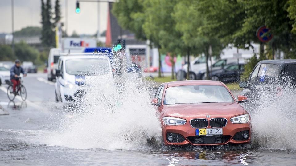 Sjask! Håndværkervej i Aalborg i onsdags. Fredag er der igen risiko for kraftig regn i Nordjylland. Foto: Martin Damgård