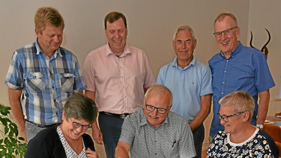 Bestyrelsen for Jutlander Fonden Hobro tjekker lige at det nye log er som det skal være. Siddende fra venstre Vibeke Libach Justesen, formanden Poul Søndberg og Lise Lassen. Stående fra venstre, Lars Tolborg, Per Norup Olesen, Ole Grønlund og Poul Erik Larsen. Privatfoto