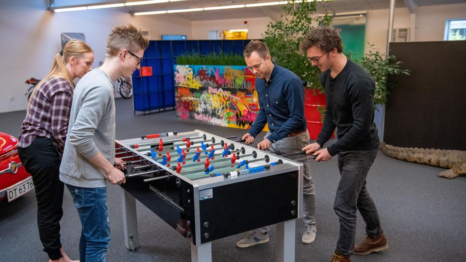 Hvis de ansatte har brug for et break, tager de gerne et spil bordfodbold. Foto: Kim Dahl Hansen <i>Kim Dahl Hansen</i>