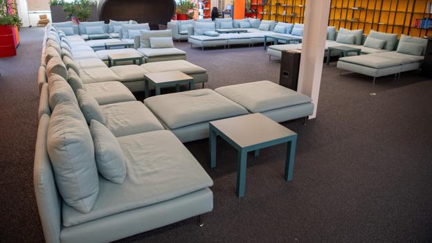 IKEA-sofaen har plads til samtlige 74 ansatte. Foto: Kim Dahl Hansen <i>Kim Dahl Hansen</i>