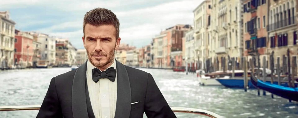 Bogen fokuserer også på David Beckham. For medieeksponeringen har skabt internationale mediestjerner med faste rygnumre, salg af trøjer, tøj og deodorant samt bijob som modeller.