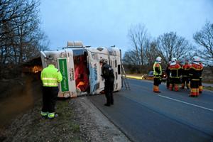 Lastvogn væltet om på siden: Chauffør slap uskadt
