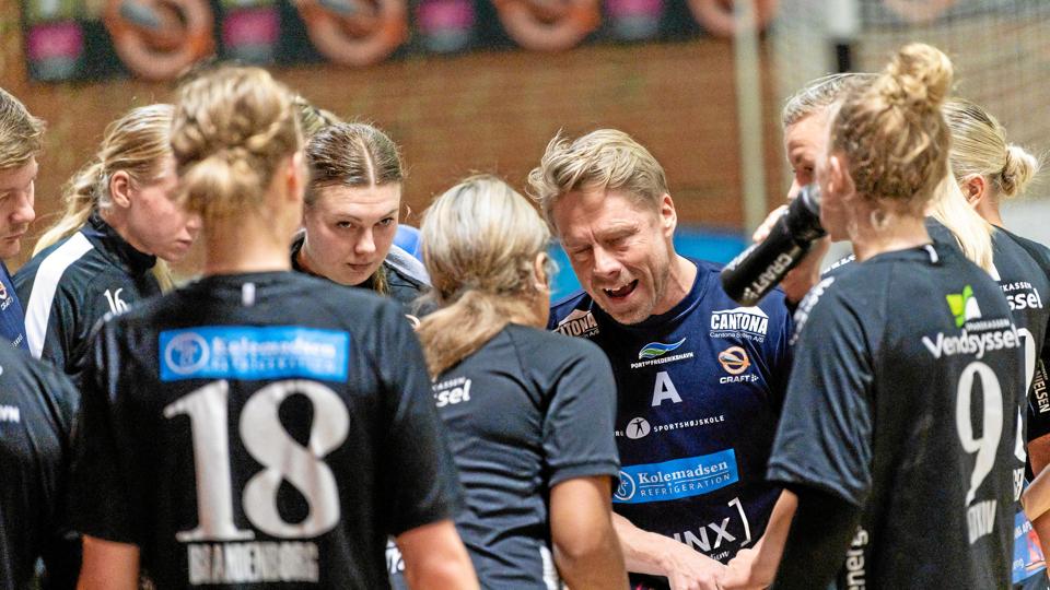 Cheftræner Kent Ballegaard glæder sig til at prøve kræfter med højeste niveau i dansk håndbold. Arkivfoto: Peter Broen <i>Foto: Peter Broen</i>